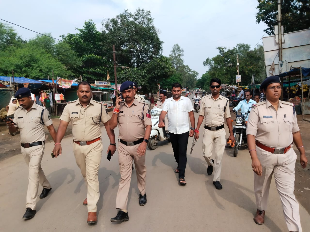 प्रभारी से मारपीट करने वाला बदमाश संतानू सांडे गिरफ्तार, पुलिस ने निकाला जुलूस