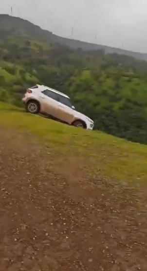 टेबल पॉइंट बना मौत का मंच, 300 फीट नीचे खाई में समाई कार, देखें Viral Video