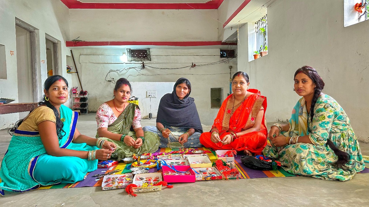 धान, चावल, रंगीन मोती, स्टोन, ऊन से बना रही हैं सुंदर व आकर्षक राखियां स्व-सहायता समूह की दीदी आजीविका मूलक गतिविधियों से जुड़कर बनी आत्मनिर्भर