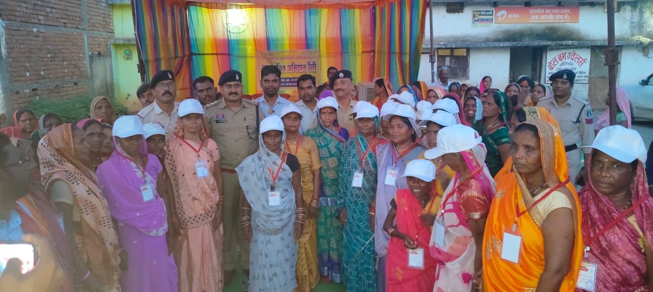 पुलिस अधीक्षक विजय कुमार पाण्डेय (IPS) ने थाना मुलमुला क्षेत्र के ग्राम चोरभट्टी पहुंचकर नशा मुक्ति कार्यक्रम का आयोजन एवं महिला कमांडो का गठन किया