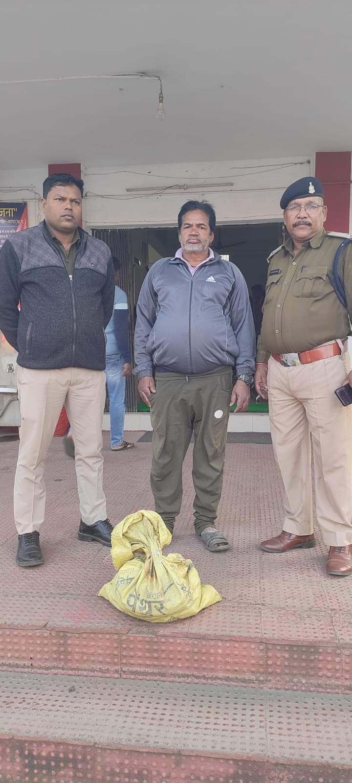 35 पाव देशी शराब के साथ 56 वर्षीय आरोपी गिरफ्तार, न्यायिक रिमांड पर भेजा