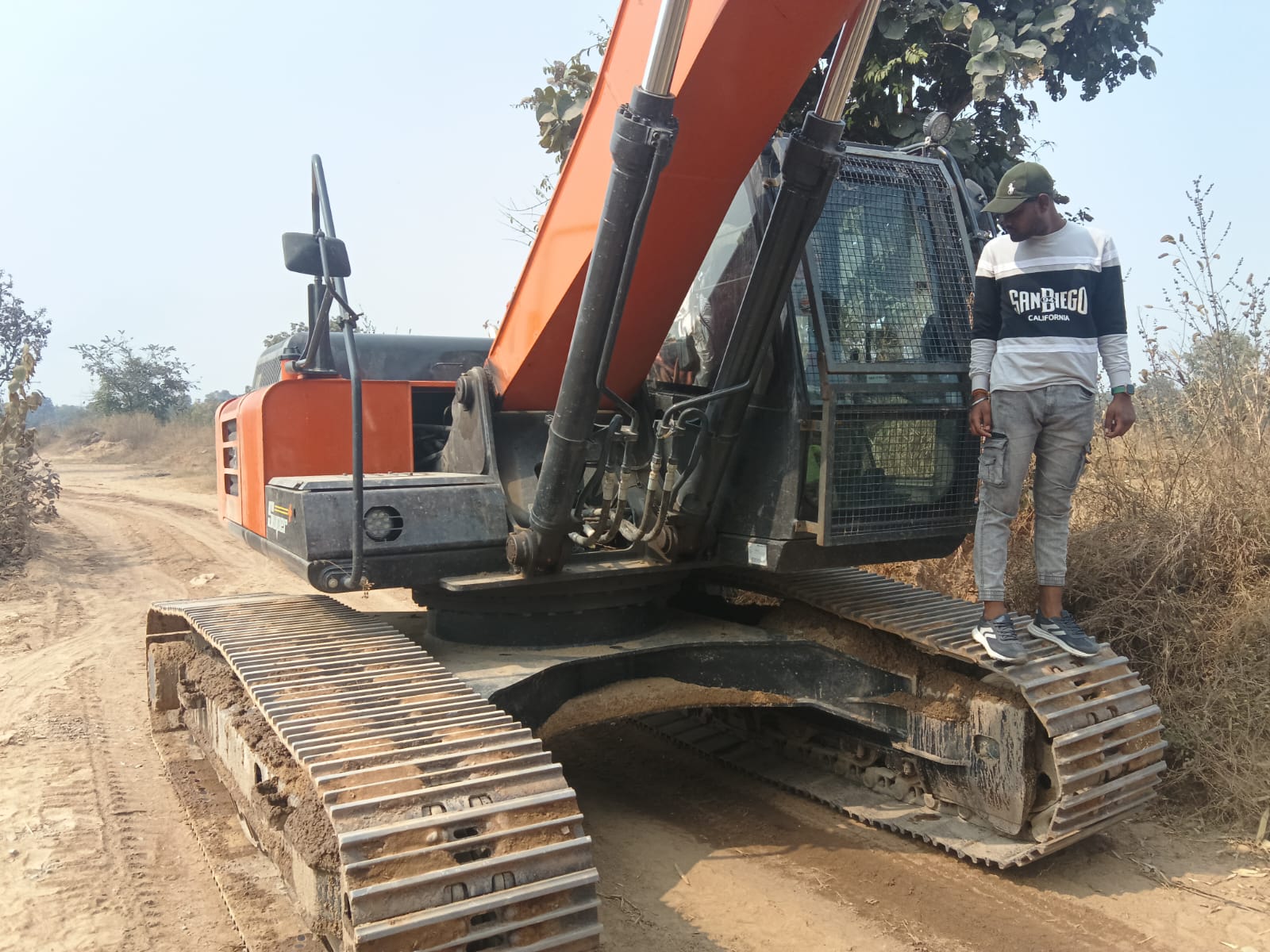 अवैध रेत उत्खनन पर की गई कार्रवाई: 02 चैन माउंटेन मशीन जब्त